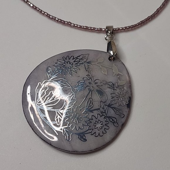 Decorative Large Shell Pendant Necklace With Flowers 21 1/4 Inches Long - Picture 5 of 12